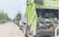  ?? /Fotos: Archivo ?? Camiones de la basura que prestan el servicio en León.