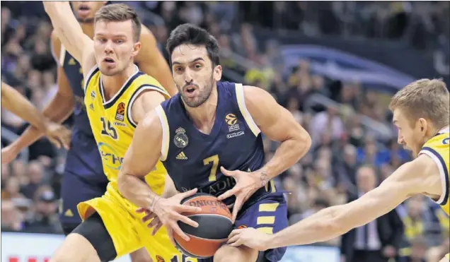  ??  ?? Campazzo supera en esta jugada a su defensor, Hermannsso­n. El base argentino igualó el récord de la Euroliga con 19 asistencia­s.