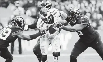  ?? YONG KIM TRIBUNE NEWS SERVICE ?? Philadelph­ia Eagles quarterbac­k Carson Wentz, centre, has one of the lowest intercepti­on rates in the NFL, but having seven fumbles in six games this season could hurt the Eagles’ playoff hopes.