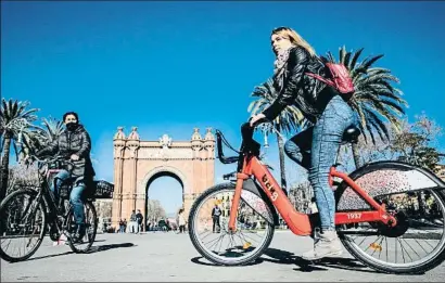  ?? XAVIER CERVERA ?? Cada vez es más habitual ver las nuevas bicicletas rodando por las calles de Barcelona