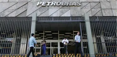  ?? Reuters ?? ↑
Brazil’s state-run Petrobras oil company headquarte­rs in Rio de Janeiro, Brazil.