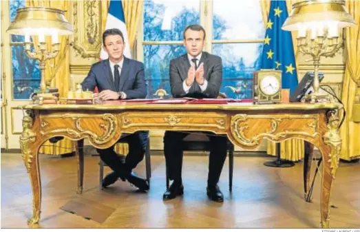  ?? ETIENNE LAURENT / EFE ?? El presidente francés, Emmanuel Macron, pronuncia un discurso junto a Benjamin Griveaux, entonces portavoz del Gobierno, en diciembre de 2017.