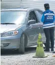  ??  ?? LABOR. Los policías buscan hacer conciencia del peligro.