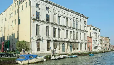  ??  ?? All’asta Palazzo Manfrin è tornato in vendita dopo che la trattativa per vendere tutti i beni in portafogli­o alla Cassa depositi prestiti in un unico pacchetto non è andata a buon fine.