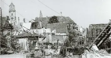  ?? Foto: Archiv Rothlauf Stetter ?? Blick auf das zerstörte Donauwörth von der Promenade in Richtung Ölgasse. An dem Gebäude links vom Turm des Liebfrauen münsters ist eine weiße Flagge zu erkennen.