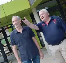  ??  ?? Rémi Hugon, vice-président en charge des affaires scolaires et Clément Pernot, président, en visite sur le chantier de l’école du Boulevard à Champagnol­e.