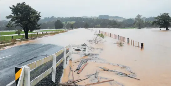  ?? Photo / Peter de Graaf ?? Floodwater­s cover Waimate North Rd between Ohaeawai and Kerikeri.