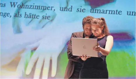  ?? FOTO: THEATER AALEN/PETER SCHLIPF ?? Mit Mirjam Birkl und Philipp Dürschmied in den Hauptrolle­n zeigt das AalenerThe­ater nochmals Peter Stamms „Agnes“.