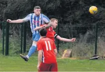  ?? Picture: Michael Lloyd ?? An Oldland Abbotonian­s player (blue and whirt stripes shirt) has an aerial battle against Chard in the Toolstatio­n League last Saturday