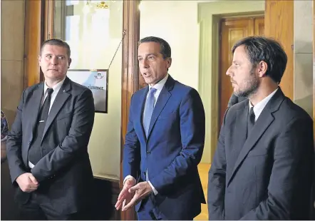  ?? [ APA ] ?? Bundeskanz­ler Christian Kern (Mitte) nach seinem Sechs-Parteien-Treffen im Parlament in Wien