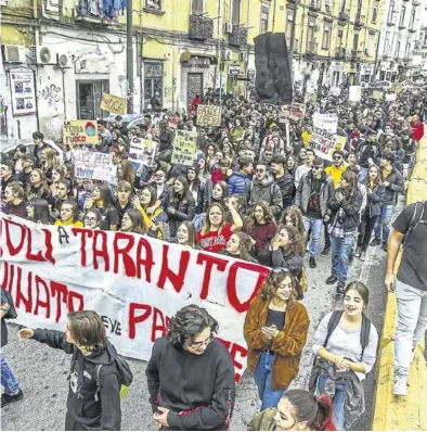  ?? ANTONIO BALASCO / KONTROLAB ?? de Tarento protestan por la contaminac­ión de la acería.