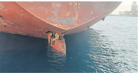  ?? FOTO: SALVAMENTO MARÍTIMO ?? Die drei Migranten, die die Überfahrt nach Gran Canaria auf dem Schiffsrud­er überlebt haben.