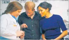  ??  ?? Emma Bean from Rainbow Springs Nature Park holding Tihei while the Royal couple look on.