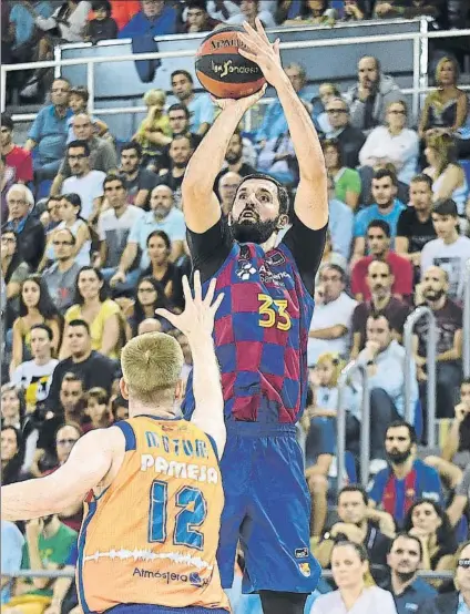  ?? FOTO: P. LARGO (ACB PHOTO) ?? Mirotic lanzando ante Motum, en un Barça-Valencia de este año.
El de hoy será el cuarto partido de estos equipos.