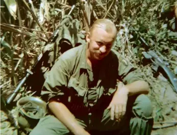  ??  ?? V sestavě 101. výsadkové divize Čechoameri­čan Manuel van Eyck bojoval ve vietnamské válce. Na frontu nastoupil dobrovolně.
