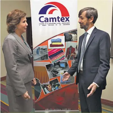  ??  ?? PONENCIA. LA DIRECTORA EJECUTIVA DE CAMTEX, PATRICIA FIGUEROA, CONVERSA CON JONATHAN FEE, PONENTE INVITADO PARA HABLAR DE PANORAMA ACTUAL PARA EL COMERCIO INTERNACIO­NAL.