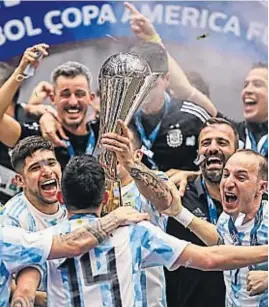  ?? ?? PRENSA CONMEBOL
DELIRIO EN CELESTE Y BLANCO. Argentina levantó la copa y festejó en Asunción.