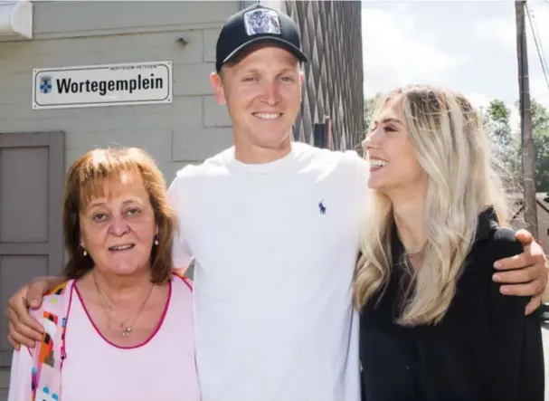  ?? FOTO ID/ LIEVEN VAN ASSCHE ?? Belgisch kampioen Tim Merlier met zijn mama Heidi en zijn vriendin Cameron.