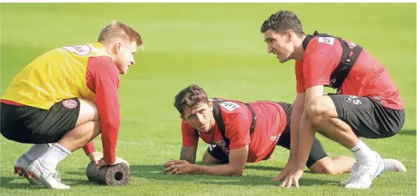  ?? FOTO: FALK JANNING ?? Kleiner Plausch unter alten Bekannten nach dem Training: Fortunas neuer Innenverte­idiger Marcin Kaminski, Matthias Zimmermann und Jean Zimmer (von rechts).