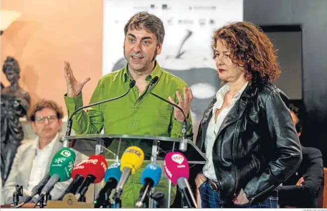  ?? LOURDES DE VICENTE ?? Los directores de la gala de entrega de los XXVI Premios Max, José Troncoso y Ana López Segovia, en el hall del Gran Teatro Falla.