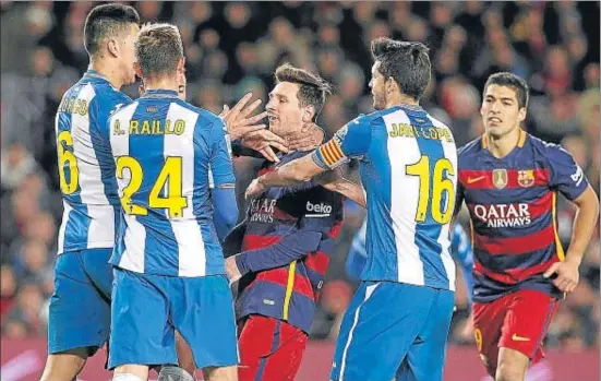  ?? ÀLEX GARCIA ?? Roco, Raíllo i Javi López envolten i aparten Messi mentre Luis Suárez corre a ajudar el seu company