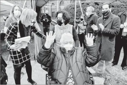  ??  ?? ▲ Un anciano celebra luego de recibir la inoculació­n anti-Covid en Lawrence, Nueva York. Foto Afp