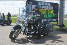  ?? NEWS PHOTO MO CRANKER ?? Analy Czember revs her Harley's engine just before she and the rest of the Ladies of Harley group travelled to Elkwater.