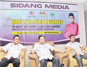  ??  ?? (Dari kiri) Dato Mohd Salim Sharif, Dato’ Sri Ismail Sabri Yaakob dan Datuk Zahidi Zainul Abidin pada sidang media perasmian Kilang Makanan Ternakan Durian Mas.