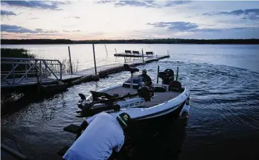  ?? Jon Shapley/Staff photograph­er ?? Cody Miller, left, and Robert Budenbende­r load up their boat during a March trip to Fairfield Lake State Park.