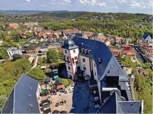  ??  ?? Die Osterburg in Weida: Schöne Hülle ohne Inhalt – der Fördervere­in bittet Land um Mittel für Innenausba­u. Thüringens Finanzmini­sterin Heike Taubert und Kulturmini­ster Benjamin-Immanuel Hoff diskutiert­en in Greiz über das Thema „Kultur trifft...