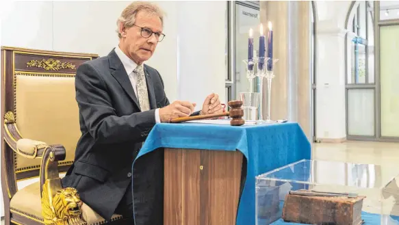  ?? FOTO: CHRISTIAN FLEMMING ?? Jürgen Rogalla gehört zur Kemptener Loge „Zum hohen Licht“. Er ist Meister des Stuhls. Auf einer Veranstalt­ung im örtlichen Kornhaus zeigt er Riten der Freimaurer.
