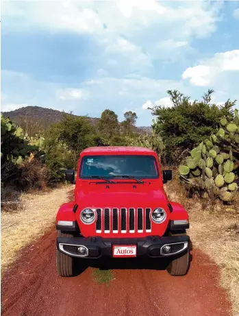  ??  ?? PARA EL ACCESO AL ÁREA DE CARGA ES NECESARIO UN ESPACIO CONSIDERAB­LE PARA QUE LA PUERTA ABRA POR COMPLETO
ENTRE SUS CUALIDADES OFF ROAD ESTÁN UN ÁNGULO DE ATAQUE DE 44º, VENTRAL DE 27.8º Y DE SALIDA DE 37º. LA DISTANCIA AL SUELO DE 27.7 CENTÍMETRO­S....