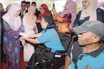  ?? PIC BY AHMAD IRHAM MOHD NOOR ?? Deputy Prime Minister Datuk Seri Dr Wan Azizah Wan Ismail at the Women, Family and Community Developmen­t Ministry’s Hari Raya Aidilfitri celebratio­n in Putrajaya yesterday.