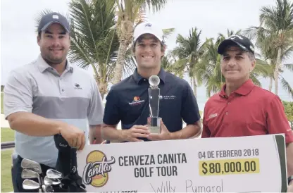  ?? FUENTE EXTERNA ?? Los golfistas George Riley, Willy Pumarol JR., y Willy Pumarol padre, durante la ceremonia de premiación del Tour Canita.