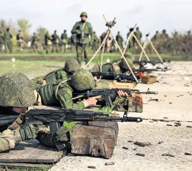  ?? [ Imago ] ?? Eingezogen­e Soldaten der russischen Armee beim Training in Donezk. Nicht alle werden auf den Einsatz vorbereite­t.