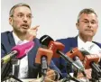  ?? Foto: Hans Klaus Techt, dpa ?? Konkurrent­en um die Wortführer­schaft in der FPÖ: Herbert Kickl (l.) und Norbert Hofer.