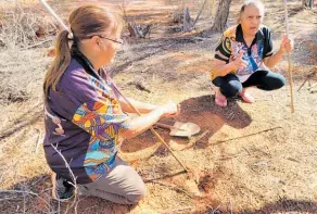  ?? ?? Edie Ulrich and her sister Margorie Stubbs collecting honeypot ants in the Goldfields.