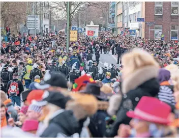  ?? FOTO: CREI ?? Tausende Jecken feierten auf dem Opernplatz. Die Kinder, die dorthin gekommen waren, hatten besonders viel Glück, denn hier wurden besonders viele Kamelle geworfen.