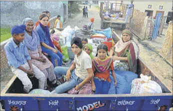  ?? PTI ?? Residents of border villages near Attari moving to safer locations on Thursday.