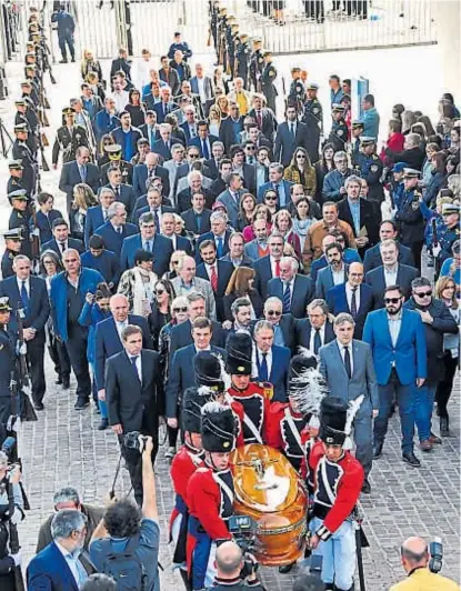  ?? (SERGIO CEJAS) ?? Despedida con honores. Un cortejo de figuras políticas de Córdoba –entre ellas el gobernador y el intendente de la ciudad de Córdoba– acompañó el féretro de Eduardo Angeloz.