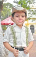 ??  ?? Thiago Duarte (6) con una camisa con bordado de ao po’i.