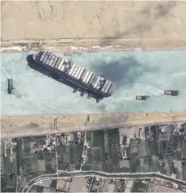  ?? Reuters ?? Imatge de satèl·lit de l’‘Ever Given’ al canal de Suez.