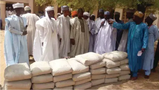  ??  ?? CCNN officials presenting 2,040 Bags of cement to host communitie­s in Sokoto...recently