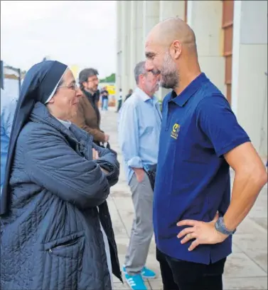  ?? FERRAN ZUERAS/DIARIO AS ?? CON SOR LUCÍA. Guardiola departió con la popular monja, reconocida hincha azulgrana, en el acto.