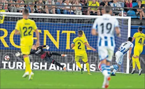  ??  ?? POR FIN. La Real volvió a ganar en Vila-real tras doce años sin hacerlo. En la imagen, el momento en el que Juanmi hace el segundo gol.