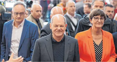  ?? FOTO: SILAS STEIN ?? Einmarsch in der Messe Friedrichs­hafen: Flankiert von SPD-Bundesvors­itzender Saskia Esken (rechts) und Landespart­eichef Andreas Stoch (links) strebt Bundeskanz­ler Olaf Scholz Richtung Podium.