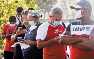  ??  ?? •Científico­s consideran necesario mantener el uso de cubrebocas incluso en espacios cerrados para evitar respirar el virus