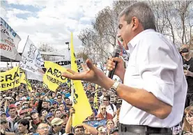  ??  ?? Un ministro en contra.
Aníbal Fernández ayer en un acto de campaña.
