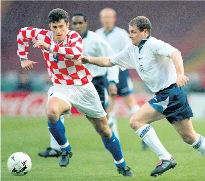  ??  ?? Das waren Zeiten. Am 24. April 1996 begegneten einander Kroatien um Davor Suker und England um Paul Gascoigne zu einem torlosen Test. Wenig später, bei der EM, scheiterte­n beide an Deutschlan­d.