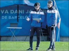  ??  ?? AIRE FRESCO. Quique Sánchez Flores, supervisan­do sus notas.